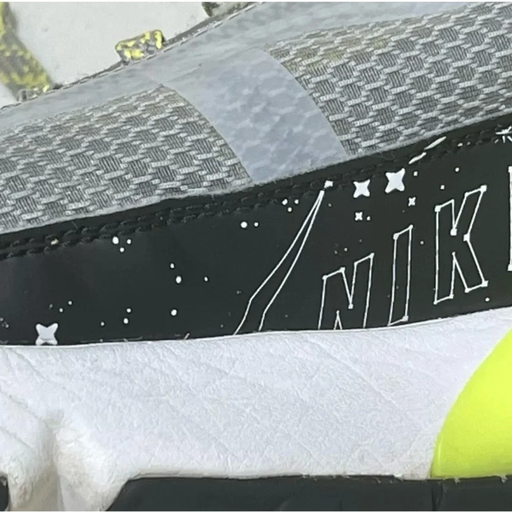 Nike Air Max 2090 Special Edition Glow In the Dark Galaxy Youth‎ Size 7Y